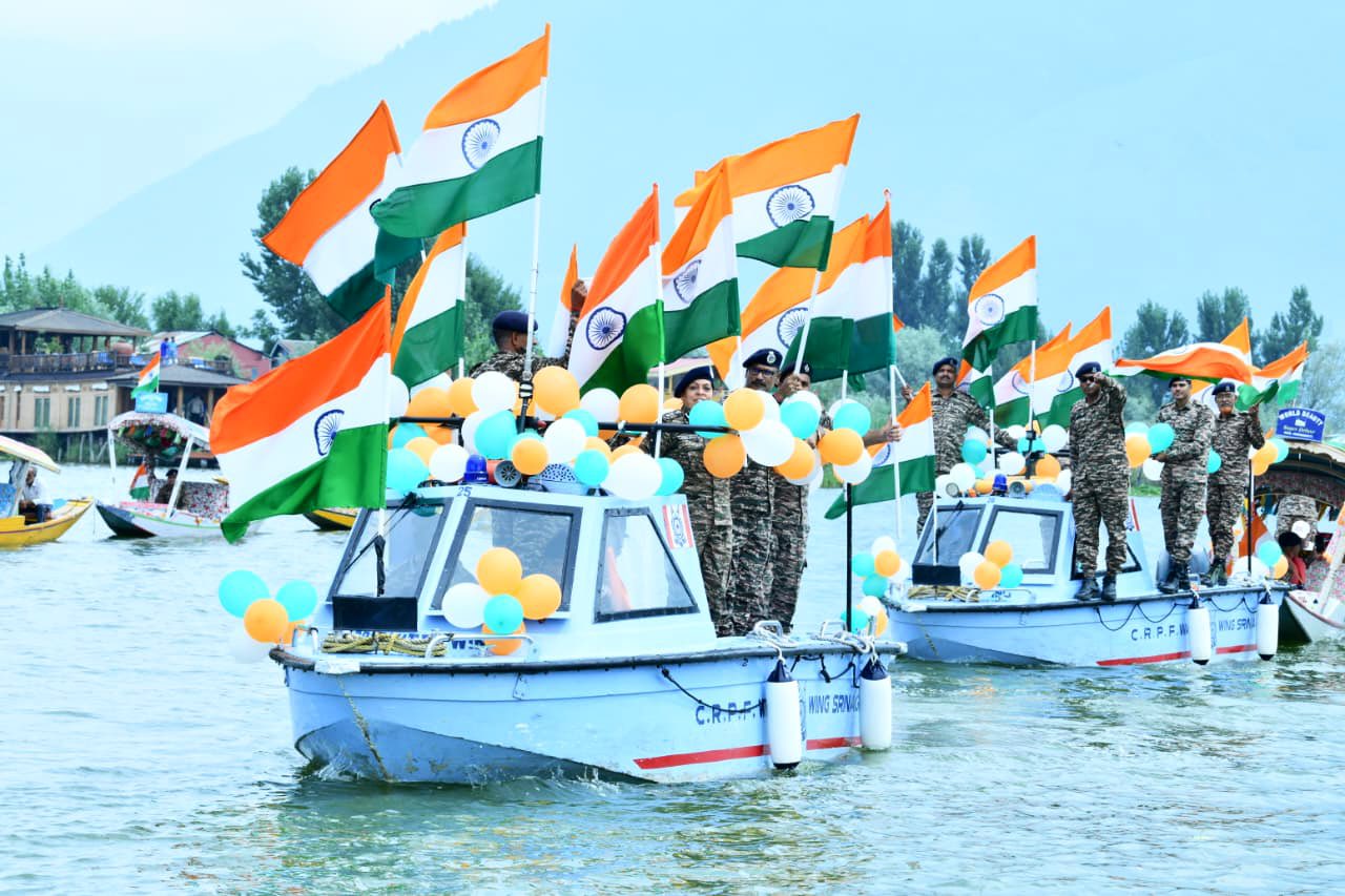 CRPF and Locals Unite in Vibrant Tiranga Rally on Srinagar’s Dal Lake