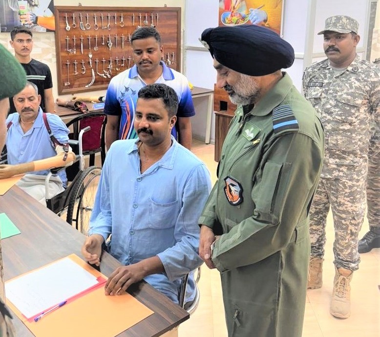 Air Chief Marshal Amar Preet Singh visits artificial limb centre, Praises injured Braveheart and medical team