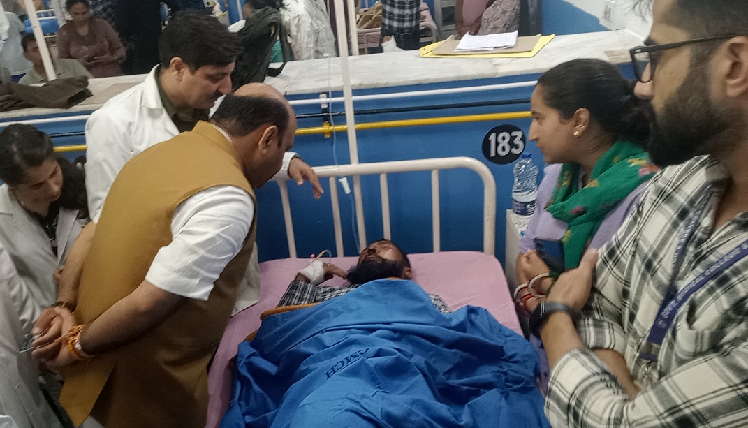 Dy CM interacts with cloudburst victims at Chashoti assures best possible treatment to injured