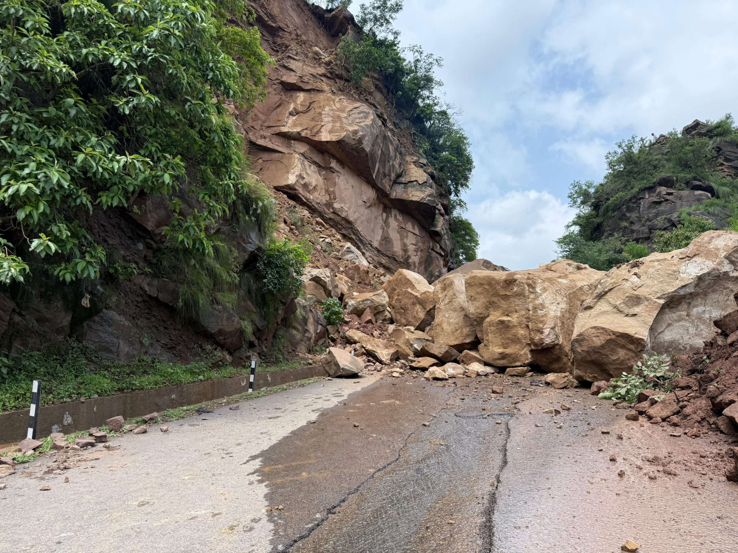 Massive  landslide blocked Dhar road in Darsoo Sector, Man and Machine on Job