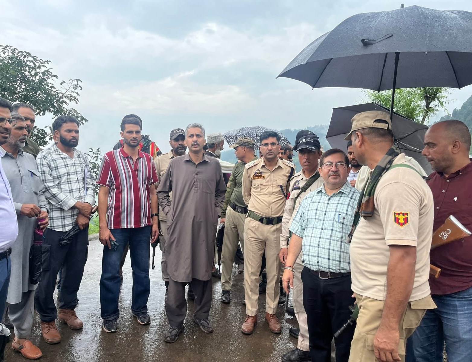 MLA Budhal visits land sinking affected village Panjnara