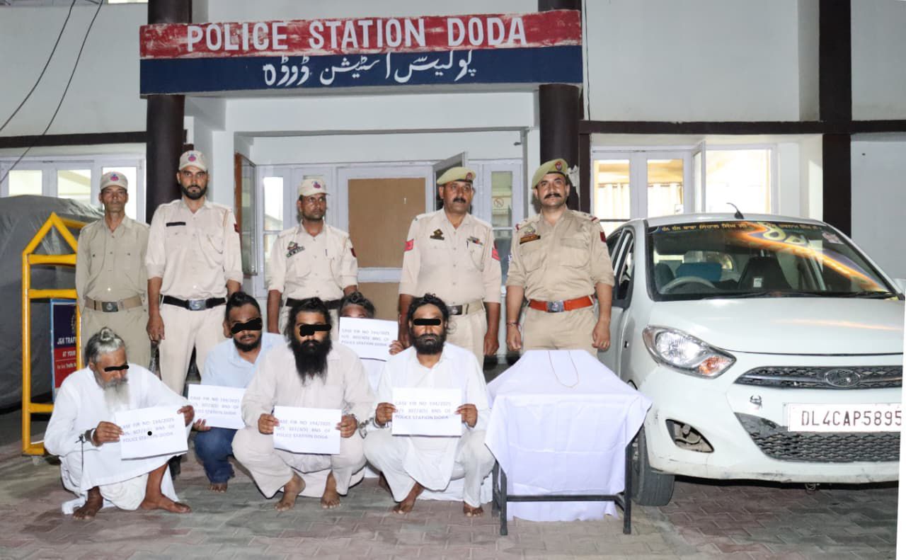 Doda police nabs five member gang involved in Rs 3 lakh gold chain snatching from an elderly woman, gold chain recovered