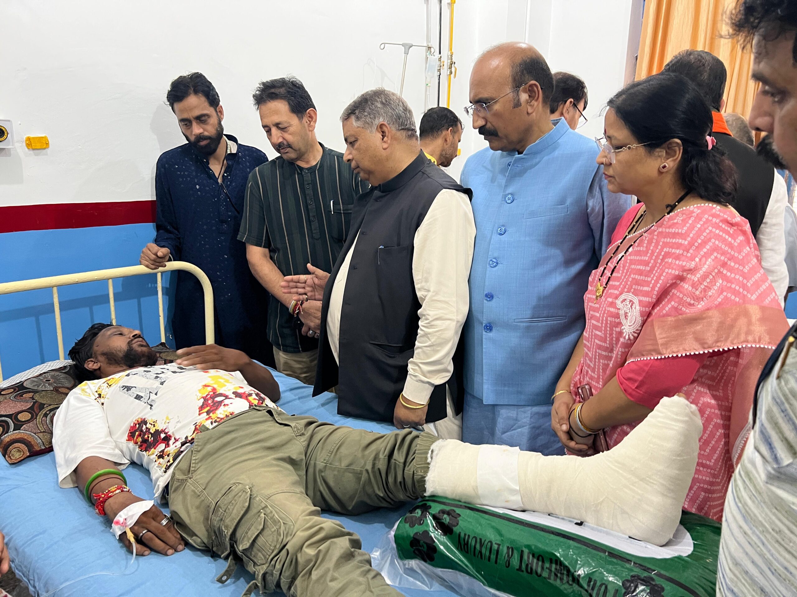 Sat Sharma, others visit Kishtwar victims in GMC Jammu, reviews arrangements, calls for best medical care