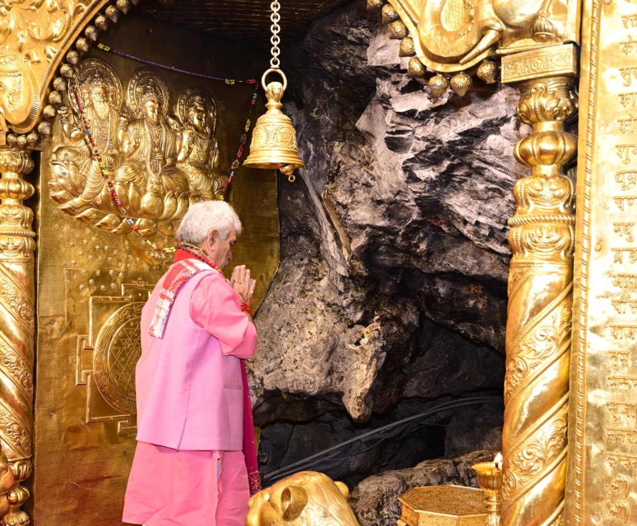 LG Manoj Sinha Seeks Blessings at Vaishno Devi Shrine, Prays for J&K’s Prosperity