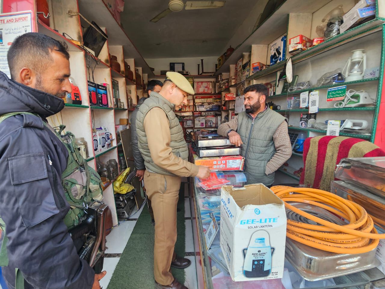 Police tighten vigil on LPG & Commercial Cylinder dealers to ensure public safety in Kulgam