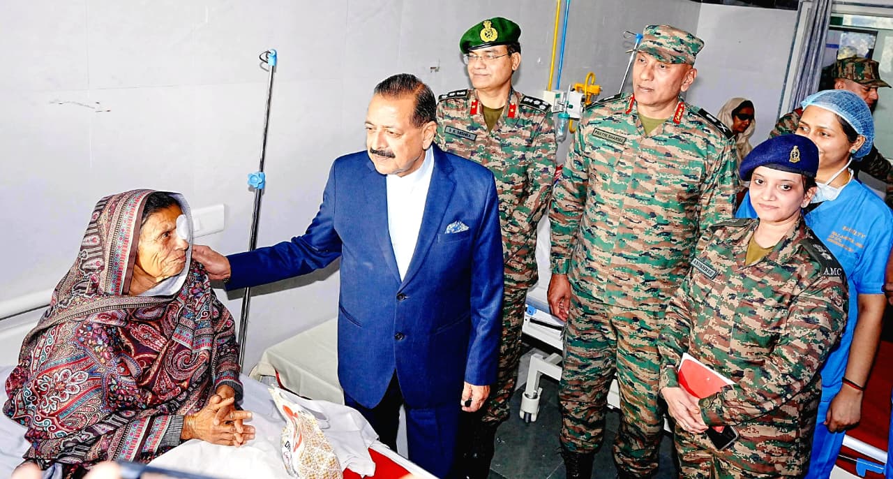 Dr. Jitendra Singh,  visits Op Drishti Eye Camp at Command Hospital Northern Command, Interact with patients
