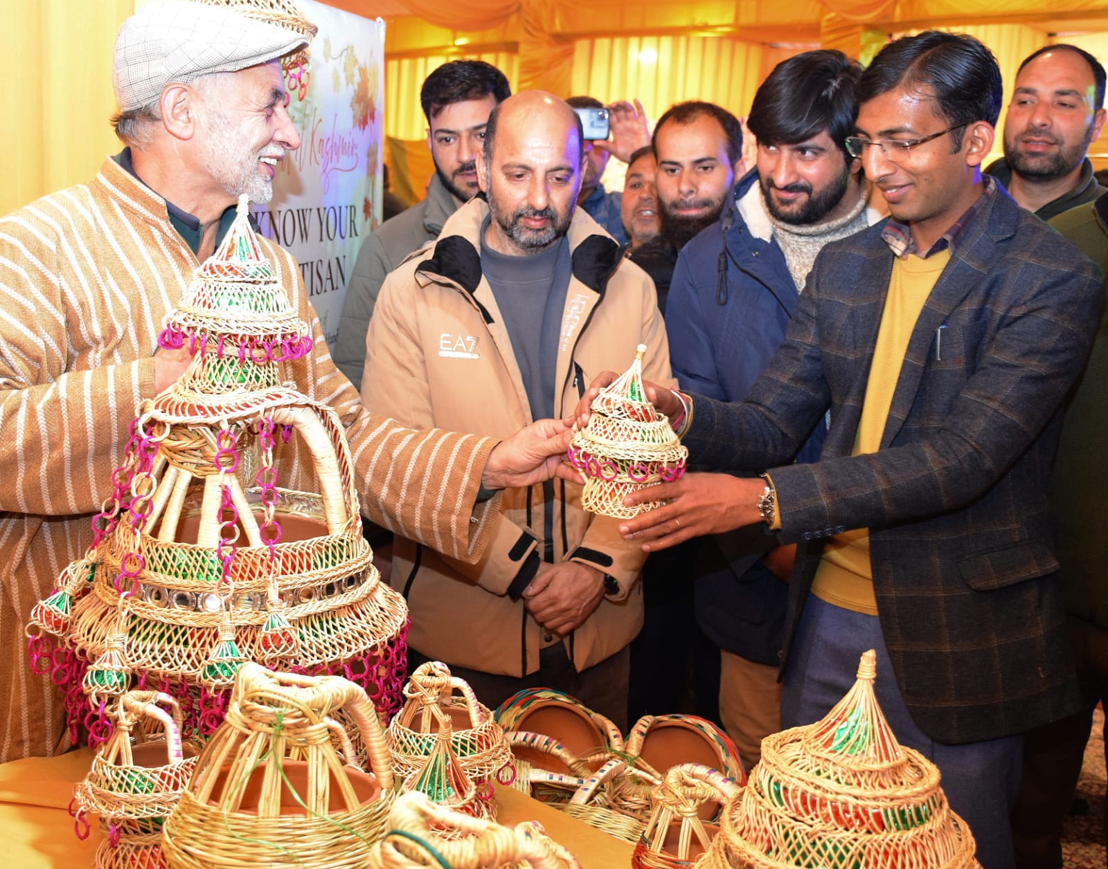 Div Com Kashmir Inaugurates 3-Day ‘Know Your Artisan’ Craft Carnival