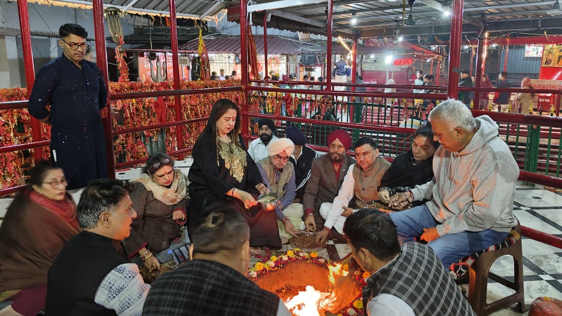 Priti Sapru Bollywood Actress & Director visits Bawe Wali Mata Shrine, performs Hawan