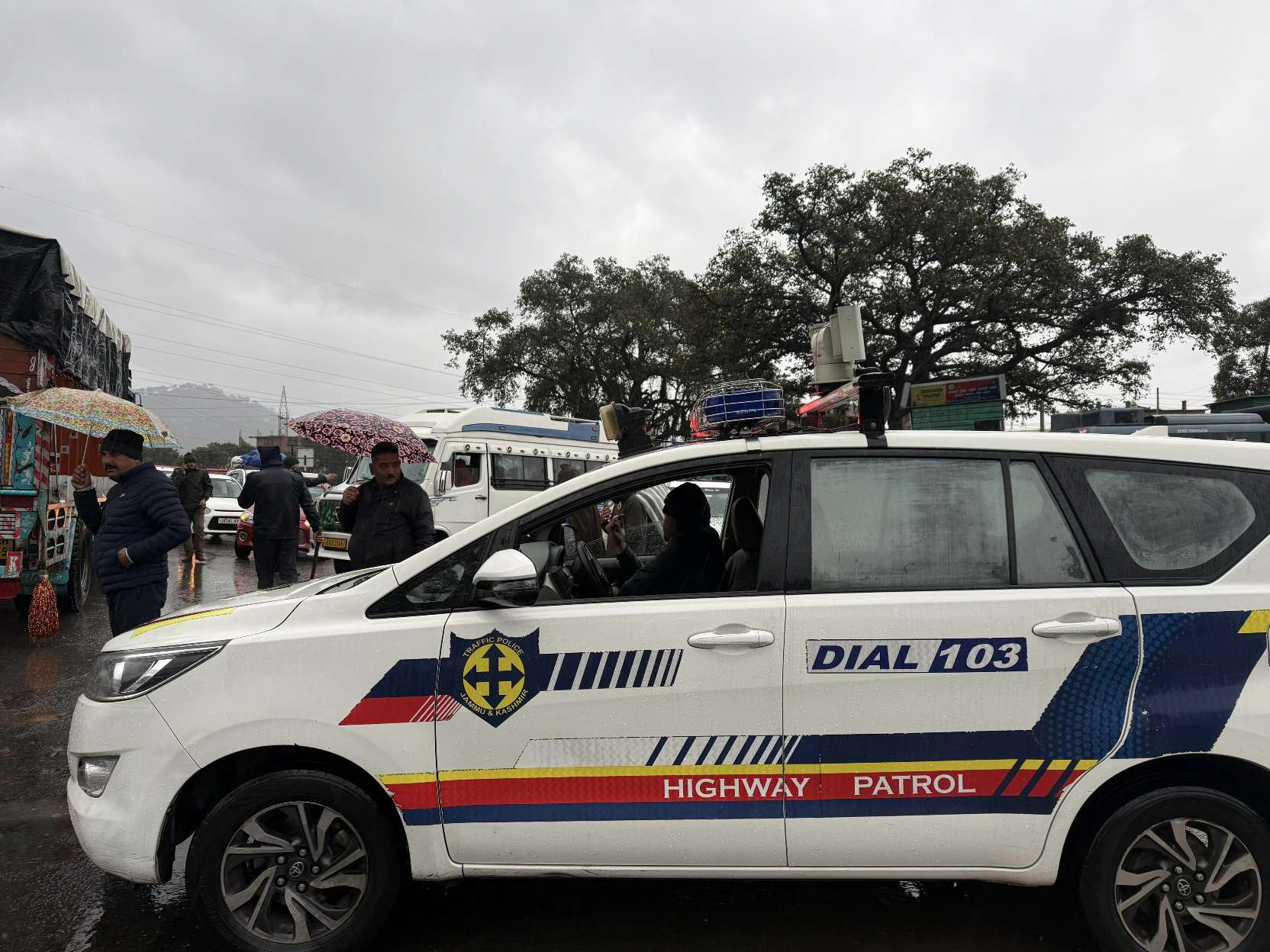 Major Road Closures in J&K: Jammu-Srinagar NH44 and Mughal Road Blocked by Fresh Snowfall