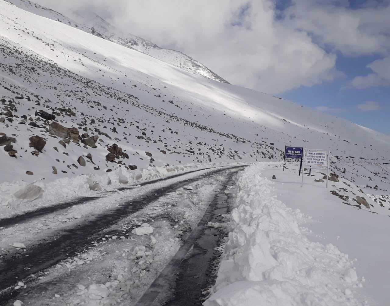 Ladakh Weather Update: Heavy Snowfall Warning Issued for Zojila and Kargil; Flight Disruptions Expected