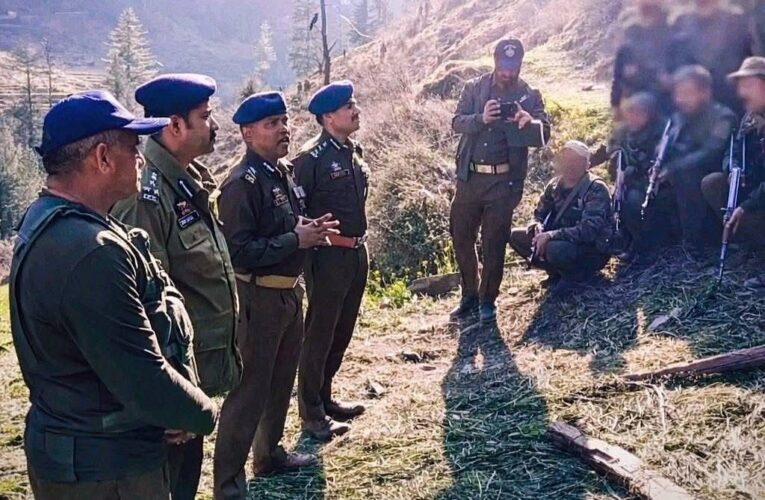Top J&K Police Officials Commend SOG Troops After Neutralizing Jaish-e-Mohammed Terrorists in Kishtwar