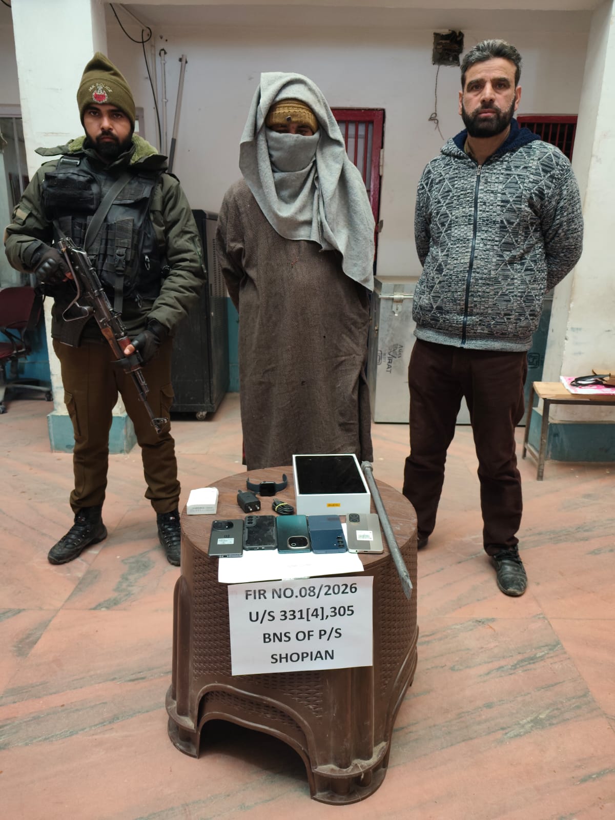 Shopian Police Solve Mobile Shop Theft Within Hours; Stolen Electronics Recovered