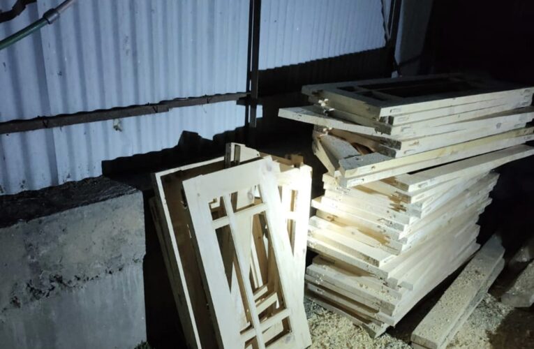 Baramulla Police Seize Large Cache of Illegal Timber in Kunzer; Accused Arrested in Major Forestry Crackdown