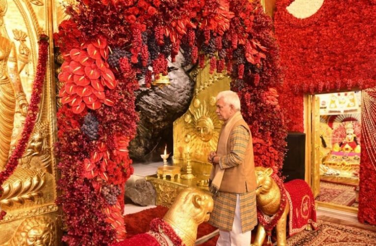 Chaitra Navratri 2026: Lieutenant Governor Manoj Sinha Visits Shri Mata Vaishno Devi Shrine to Pray for Peace