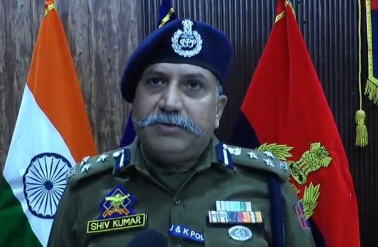 JSK Range DIG Shiv Kumar Sharma Inspects Kathua Border Security and Alerts VDG Members​