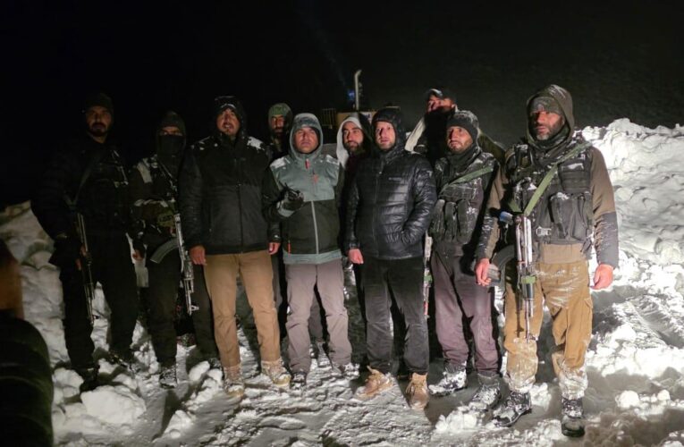 Over 220 Passengers Rescued After Heavy Snow Traps 31 Vehicles at J&K’s Sinthan Top