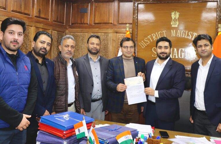 DC Srinagar Handover Nikshay Mitra Financial Aid for Nutritional Support to TB Patients
