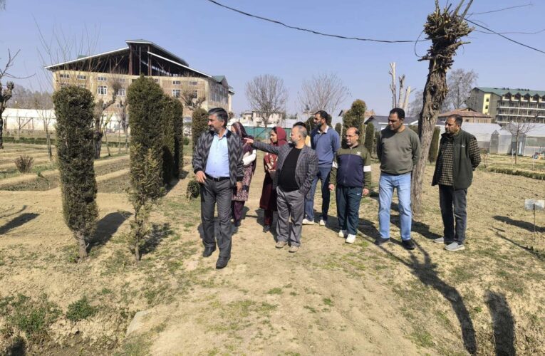 Kashmir Agriculture Director Reviews Lalmandi Schemes and Preparations for Upcoming Season