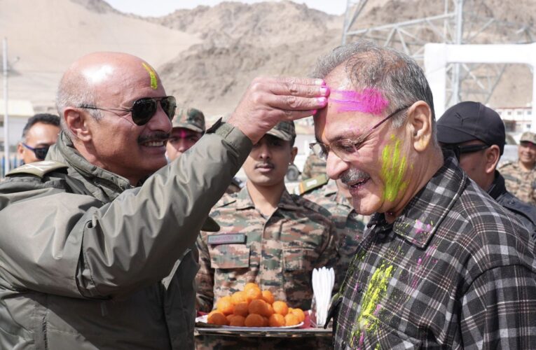 Lieutenant Governor Kavinder Gupta Celebrates Holi with Indian Army Jawans in Ladakh