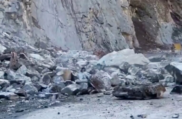 Massive Landslide Blocks Strategic Uri-Baramulla National Highway; Traffic Halted