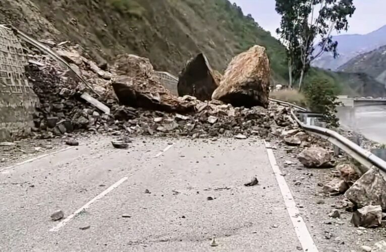 Jammu-Srinagar NH44 Blocked: Massive Landslide Suspends Traffic Near Karol Bridge