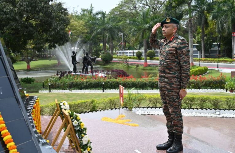 Lt Gen Neeraj Shukla Takes Command of Gajraj Corps from Lt Gen Gambhir Singh