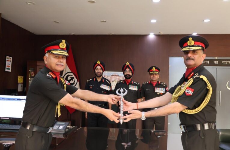 Lt Gen Amit Kabthiyal Takes Charge of Vajra Corps as Lt Gen Ajay Chandpuria Bids Farewell