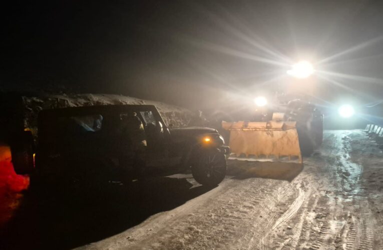 BRO Project Vartak Rescues Stranded Tourists Amid Heavy Snowfall at Sela Pass