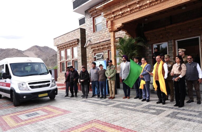 Lieutenant Governor Vinai Kumar Saxena Flags Off Fleet of Modern Luxury Coaches for Ladakh
