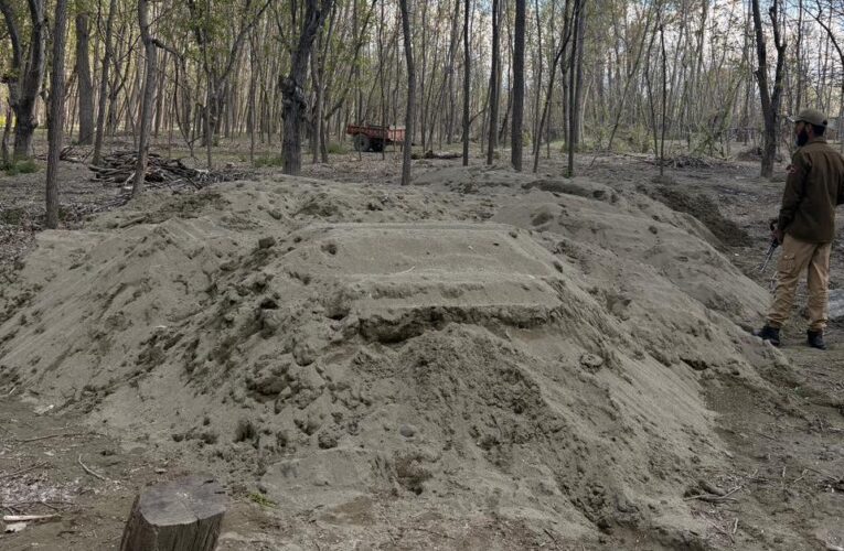 Pulwama Police Intensify Crackdown on Illegal Mining; Massive Sand Recovery Near Nallah Romshi