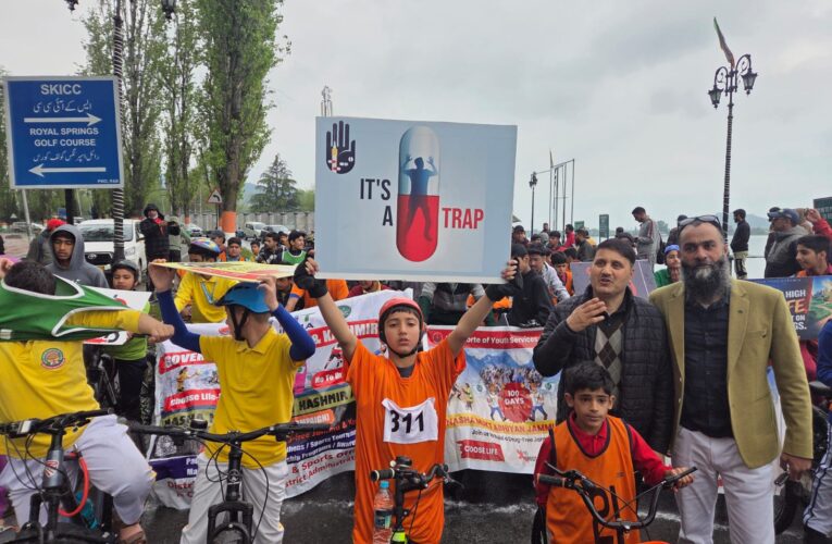 Srinagar Youth Join Cyclothon to Support Nasha Mukt Jammu and Kashmir Campaign