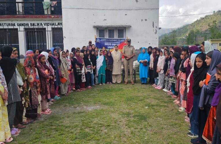 Poonch Police Educates Young Students on Narcotics Risks Through Nasha Mukt Abhiyan Awareness Drive