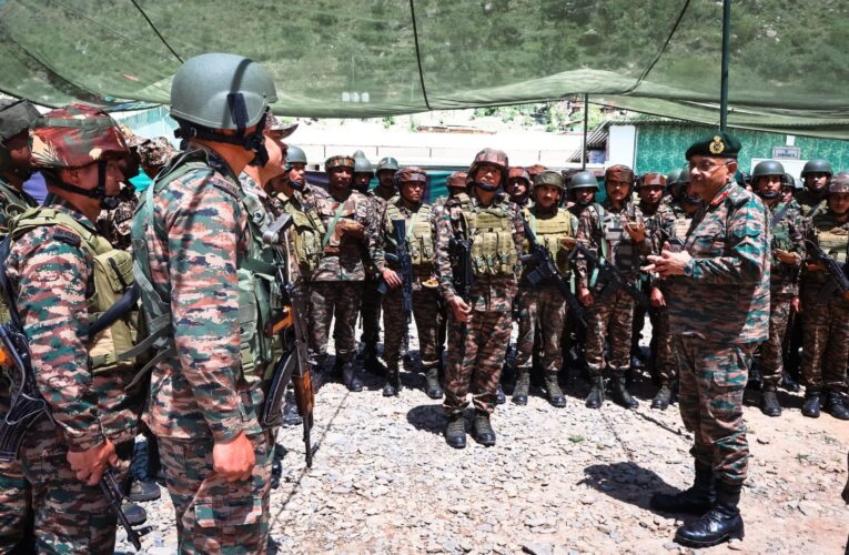 Western Army Commander Bolsters Security Ties and Reviews Border Readiness in Kathua and Jammu