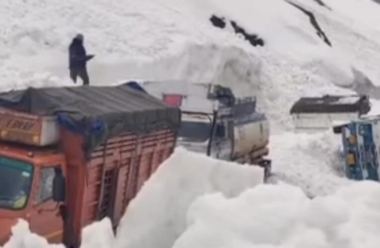 Avalanche Hits Vehicles at Shaitan Nallah, No Casualties Reported