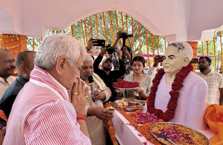 Lieutenant Governor Manoj Sinha Unveils Statue of Social Worker Vijay Bahadur Singh in Ghazipur
