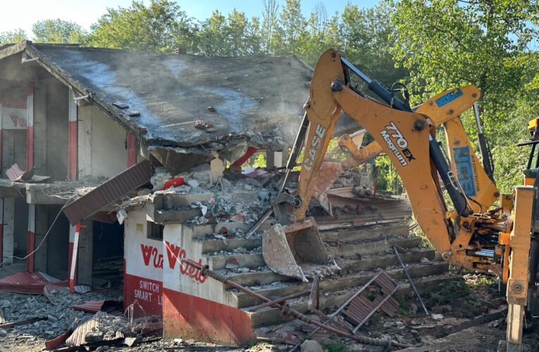 Anantnag Police Demolish Illegal Property of Notorious Drug Peddler Worth One Crore