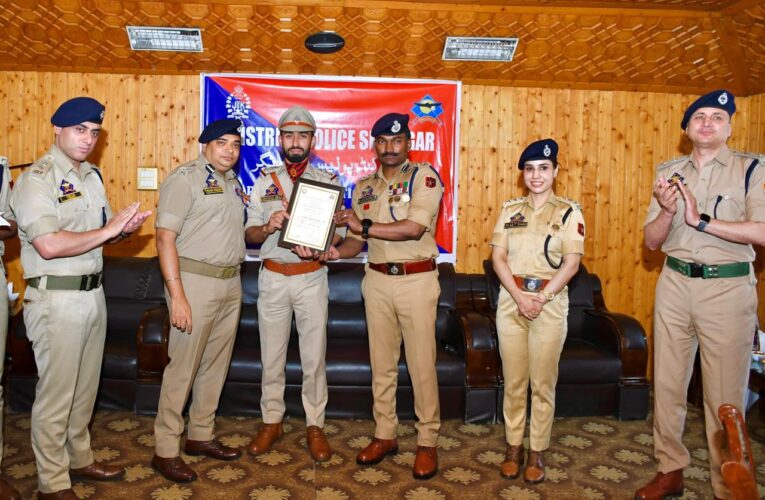 Srinagar Police felicitates DGP Medal awardees for exemplary service at DPL ceremony