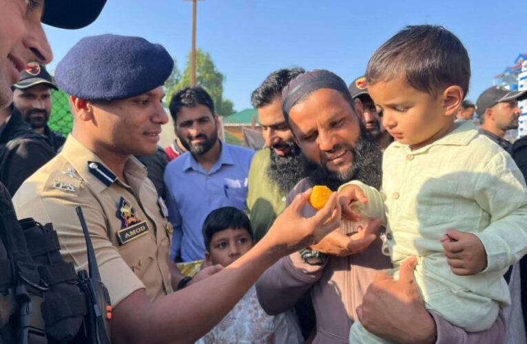 Anantnag Police and SSP distribute sweets, exchange Eid greetings