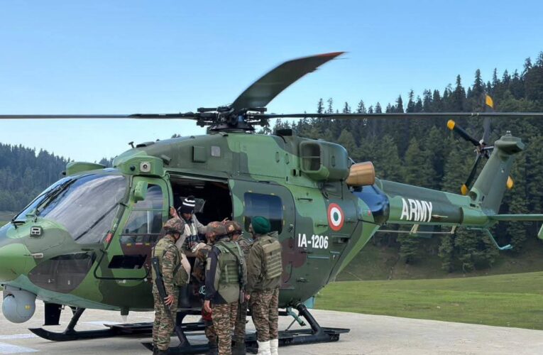 Chinar Warriors and local administration rescue 24 stranded tourists in Gulmarg