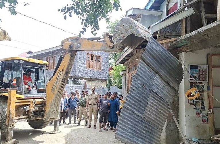 Baramulla police demolish property of alleged drug peddler in Janbazpora