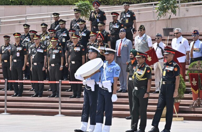 Wreath laying ceremony at National War Memorial marks Armour Day