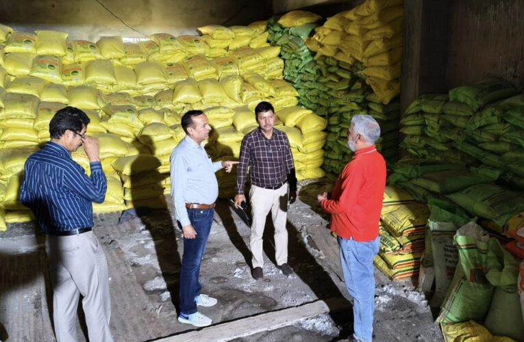 Anil Gupta Inspects Fertilizer Availability and Modern Farming Units in Billawar