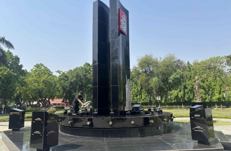 Jammu and Kashmir Rifles Honor Fallen Heroes with Solemn Wreath Laying Ceremony