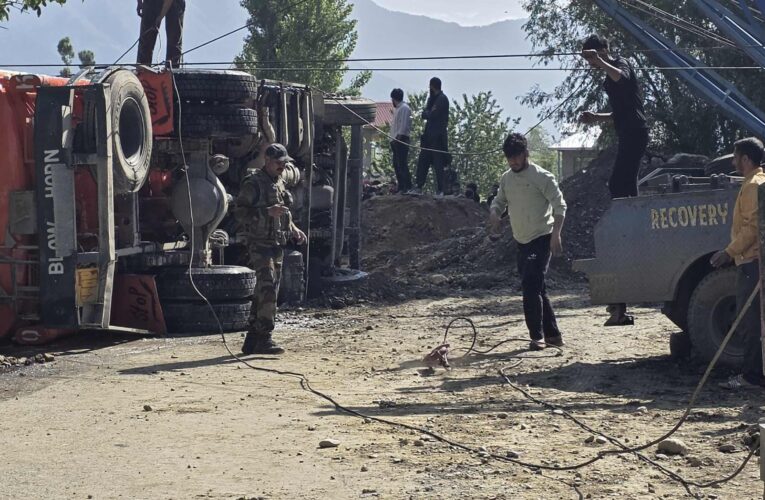 Oil Tanker Overturns on Srinagar–Leh Highway at Watlar; Army’s 24 RR Launches Swift Rescue Operation