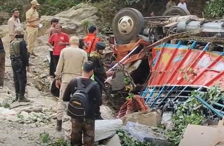 One dead as truck plunges into deep gorge at Nachlana Banihal