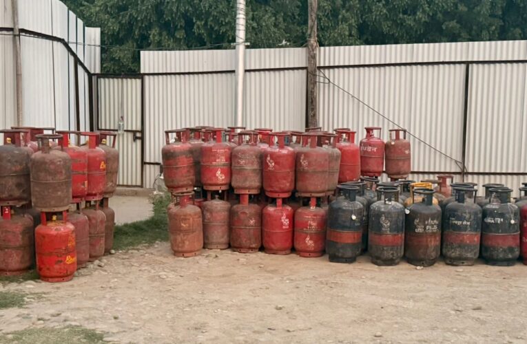Ganderbal Police Seize Large Quantity of Illegally Hoarded LPG Cylinders