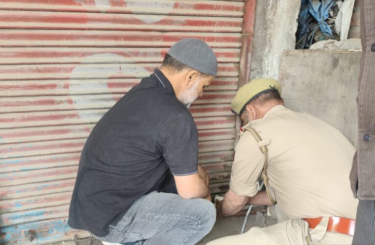 Anantnag police seal three shops for selling imported cigarettes