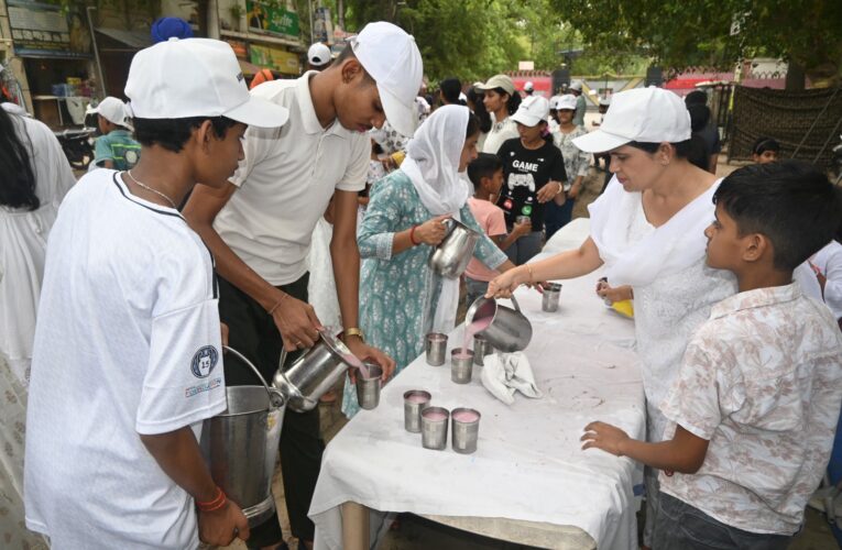 Army Base Workshop volunteers distribute refreshing drinks to pedestrians in Chheoki