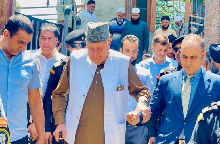 Farooq Abdullah visits Kralpora to offer condolences on demise of veteran party leader