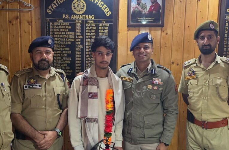 Gen Z Hero Honored by Anantnag Police After Daring Jhelum River Rescue Averts Tragedy
